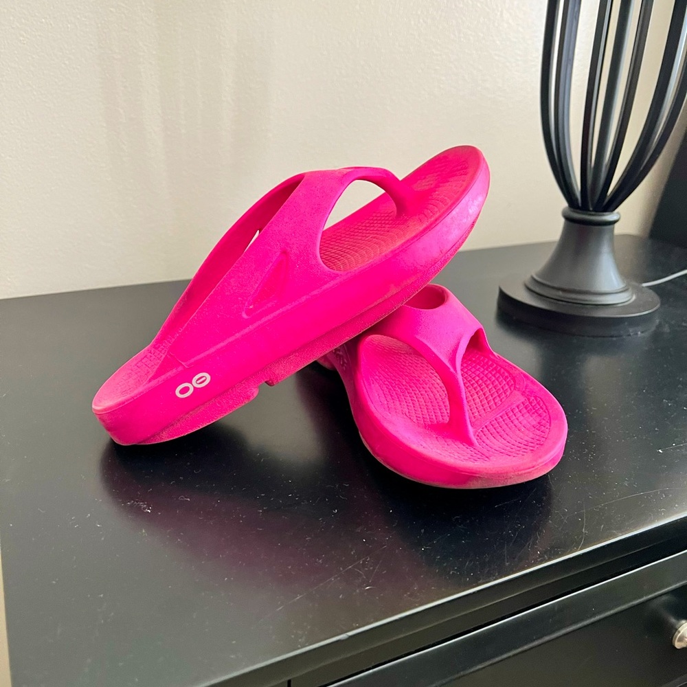 Women’s OOFOS size 7